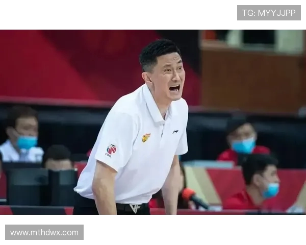 昨日赛场直击杜锋场边怒吼执教瞬间引热议自媒体疯传篮球比赛